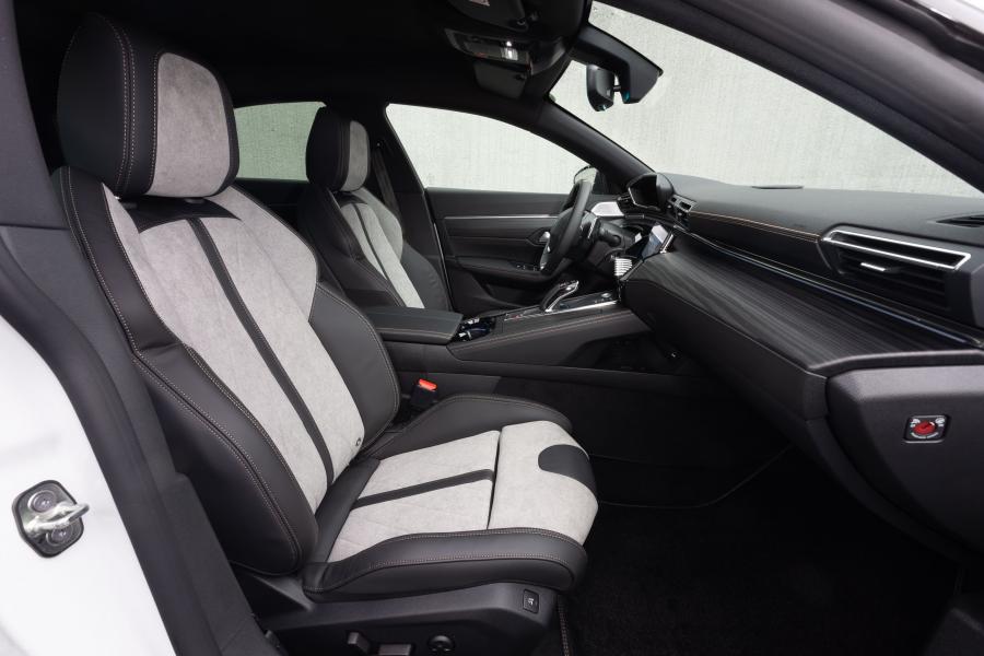 Интерьер Peugeot 508 GT HYBRID 2019 года  (WW) (фото 11 из 40)
